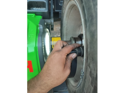 WBE 4430 Fixed Tire Balancing Machine - 7