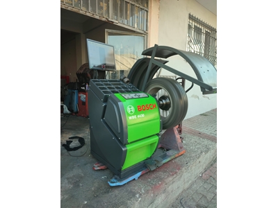 WBE 4430 Fixed Tire Balancing Machine - 10