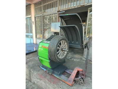 WBE 4430 Fixed Tire Balancing Machine - 5