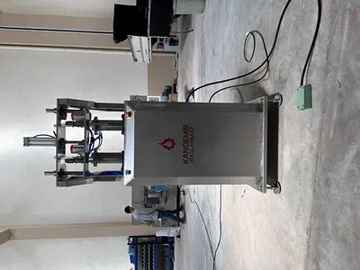 Machine de remplissage de liquides semi-automatique KpSdm-1