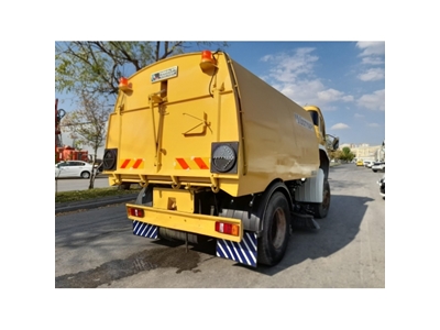 1100 Liter Vacuum Road Sweeper - 1