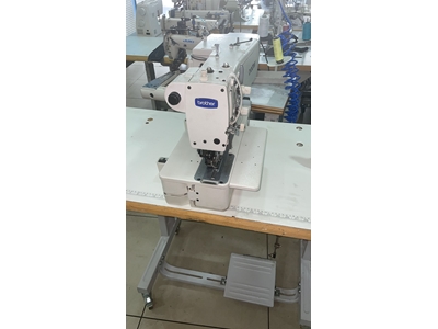 Machine à boutonnière He-800B à moteur central - 4