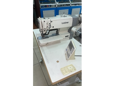 Machine à boutonnière He-800B à moteur central - 3