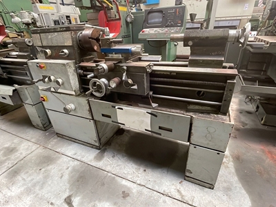 700 Universal Lathe Machine - 0