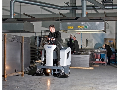 SR 1101 Driver Floor Sweeping Machine