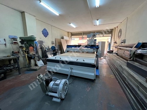 Fraiseuse CNC en bois de 2100x2800 mm avec déchargement en pont