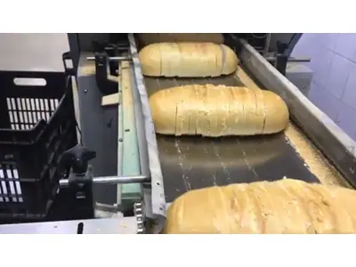Verpackungsmaschine für geschnittenes Brot mit Förderband
