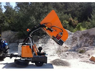 Balayeuse de route tractée par tracteur de 2000 L Marathon - 3