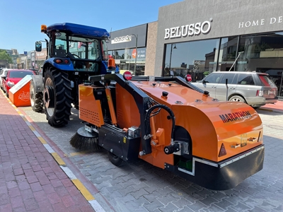 Balayeuse de route tractée par tracteur de 2000 L Marathon - 0