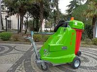 Бензиновая дорожная машина для уборки с пультом ДУ на колесах для песка