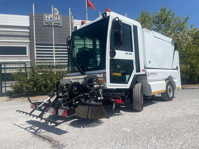 HDS 3000 3 m³ Hydrostatic Road Sweeper Machine - 0