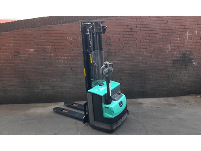 Gerbeur électrique à conducteur accompagnant et à triple mât de 1,6 tonne et 4700 mm - 12