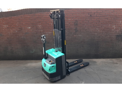 Gerbeur électrique à conducteur accompagnant et à triple mât de 1,6 tonne et 4700 mm - 2