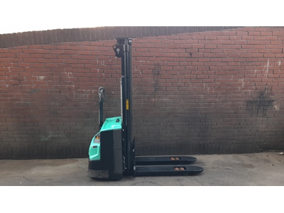 Gerbeur électrique à conducteur accompagnant et à triple mât de 1,6 tonne et 4700 mm - 19