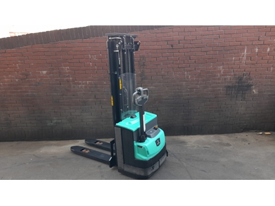 Gerbeur électrique à conducteur accompagnant et à triple mât de 1,6 tonne et 4700 mm - 9