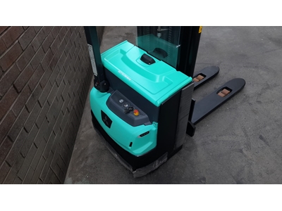 Gerbeur électrique à conducteur accompagnant et à triple mât de 1,6 tonne et 4700 mm - 3