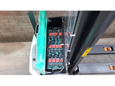 Gerbeur électrique à conducteur accompagnant et à triple mât de 1,6 tonne et 4700 mm - 18