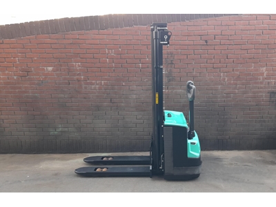 Gerbeur électrique à conducteur accompagnant et à triple mât de 1,6 tonne et 4700 mm - 8