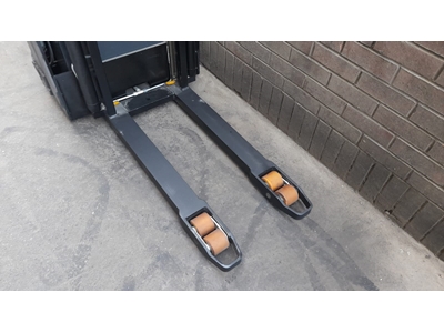 Gerbeur électrique à conducteur accompagnant et à triple mât de 1,6 tonne et 4700 mm - 7