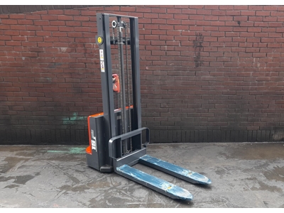 1500 Kg 3 Metre Asansörlü Tam Akülü İstifleme Makinası - 1
