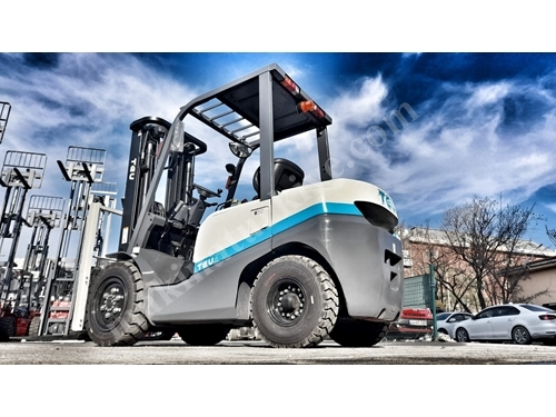 3 Ton 4700 Mm Triplex Diesel Forklift with Next Generation