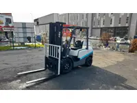 Chariot élévateur diesel de nouvelle génération de 3 tonnes avec triple mât de 4700 mm