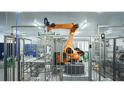 Machine de palettisation avec bras robotisé