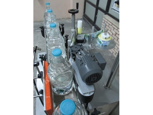 Машина для наложения круглой этикетки на бутылки от 4000 до 6000 штук в час