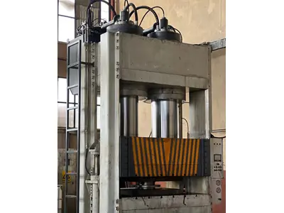Presse plieuse hydraulique double piston de marque Yaşar 1200 tonnes