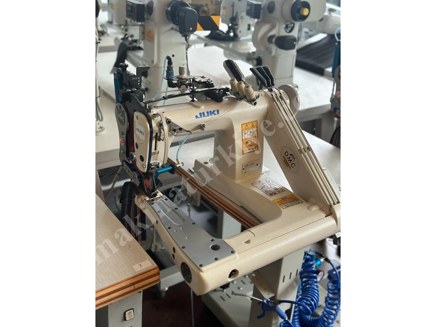 Machine à coudre automatique pneumatique pour manches en denim à 2 800 - 3 000 pièces / 8 heures