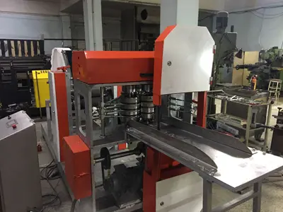 Machine de production de serviettes en papier carrées