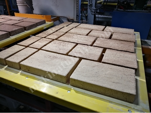 Système de mélange et de coloration de pavés en blocs de béton briquette