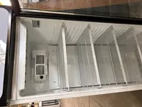 Промышленный вертикальный холодильник для напитков, соков и деликатесов