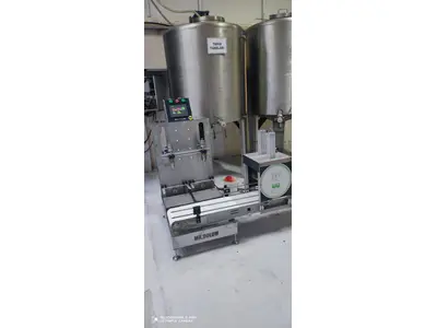 Machine de remplissage de liquide avec convoyeur