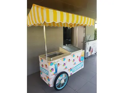Мороженое и автомобиль обслуживания холодных напитков