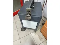 Machine de découpe et d'ébavurage de bord excédentaire en grillage