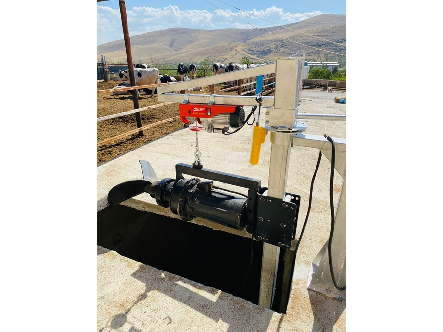 18 kW Cast Iron Body Chrome Propelled Manure Mixer