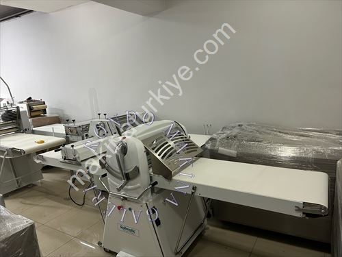 Machine professionnelle italienne pour étaler la pâte à baklava