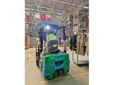 2 Ton (3000Mm) Dar Koridor 3 Tekerlekli Lityum Akülü Forklift
