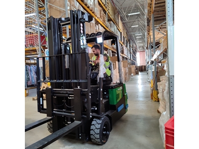 2 Ton (4800Mm) Dar Koridor 3 Tekerlekli Lityum Akülü Forklift - 8