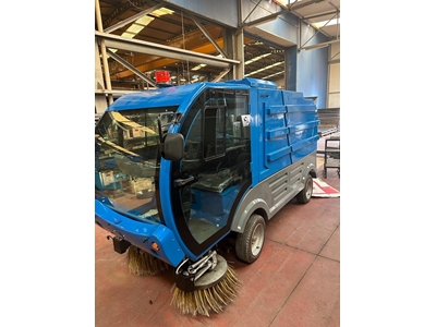 Hybrid Street Road Sweeper - 4