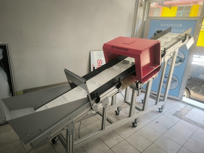 Conveyor with Metal Detector (1) - 1