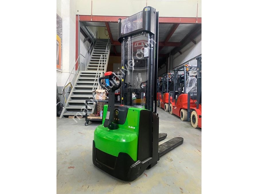 Chariot élévateur triplex de 1,4 tonne 4,70 mètres à prix choc !