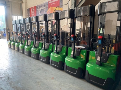 Chariot élévateur triplex de 1,4 tonne 4,70 mètres à prix choc ! - 1
