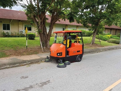 1950 mm (195 Litre Hacim) Akülü Yol Süpürme Aracı - 2