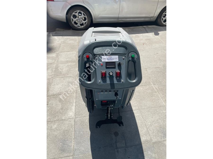 B60 Yürüyüş Motorlu Zemin Yıkama ve Temizleme Makinası