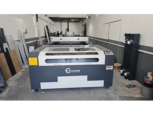 135x200 cm Çift Kafa Reklamcı Lazer Kesim ve Kazıma Makinesi