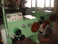 Machine à enrouler des bandes élastiques étroites
