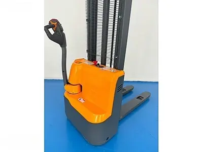 1.5 Ton Yaya Kumandalı Akülü İstif Makinası