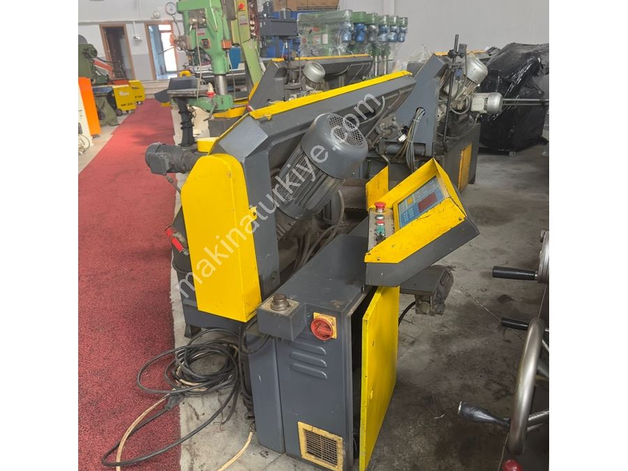 Marque Kesmak Modèle KME DG 280 PLC Scie à ruban horizontale entièrement automatique
